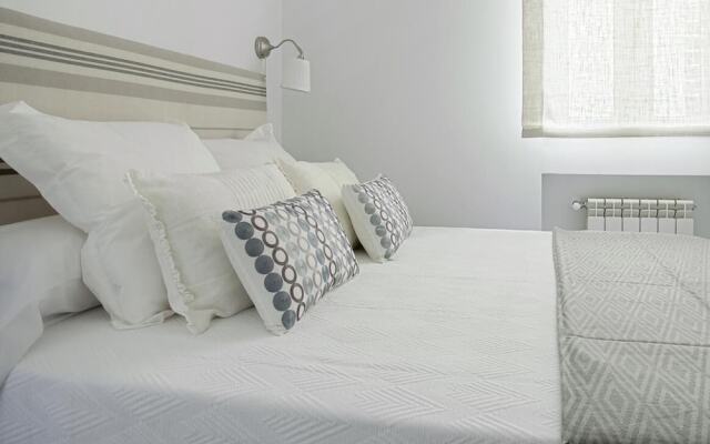 The Best Location, 8pax, 3BD & 2Bth, Reina Sofia II