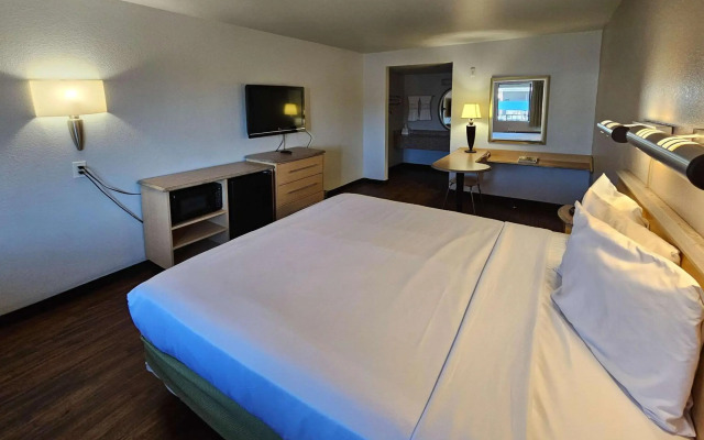 Rodeway Inn & Suites Thousand Palms - Rancho Mirage