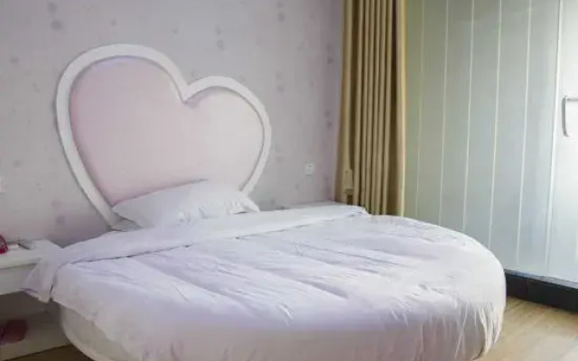 Yangxin Carnival Business Hotel