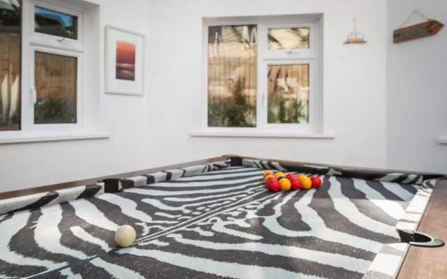 Glynmar - Sea Glimpses Hot Tub Pool Table