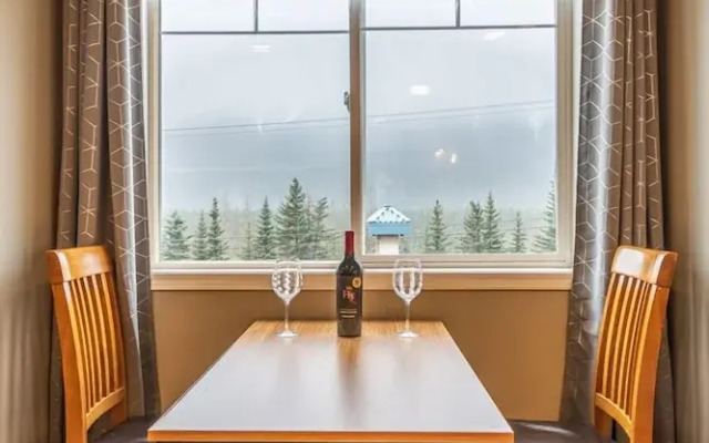 Banff Boundary Lodge Mountainview Studio