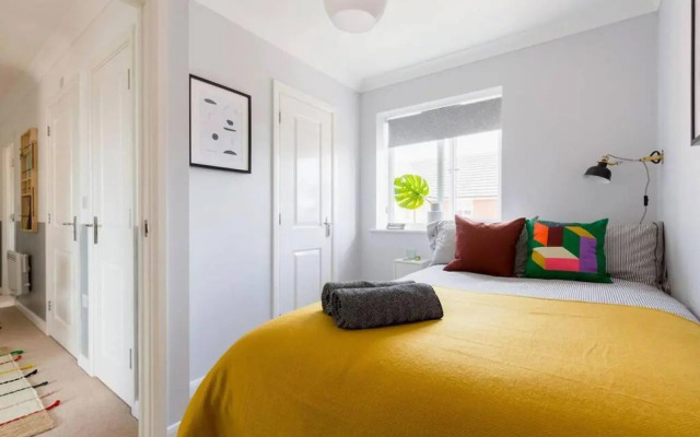 Stylish 2 Bed Flat Near Station, Parking, Sleeps 6
