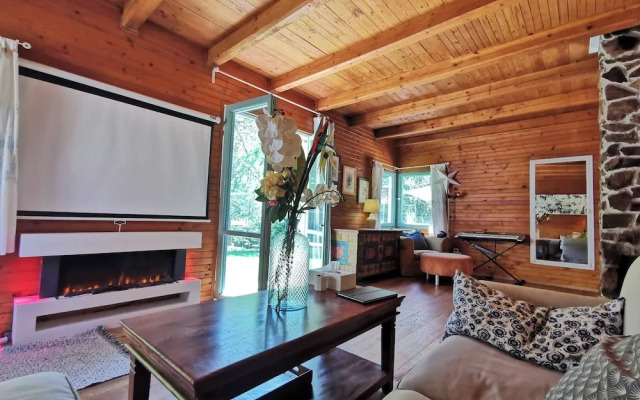 Sunny Wooden House on Creek, 30 Minutes Prague