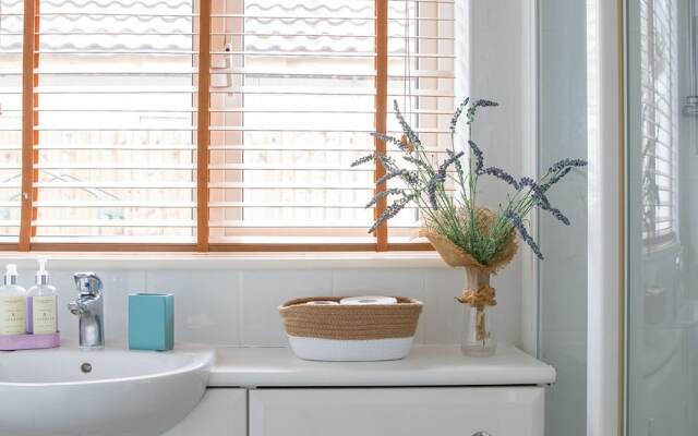 Tranquil Family Retreat 5 min to Beach Garden