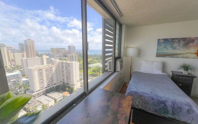 Bright Waikiki Studio Condo by RedAwning