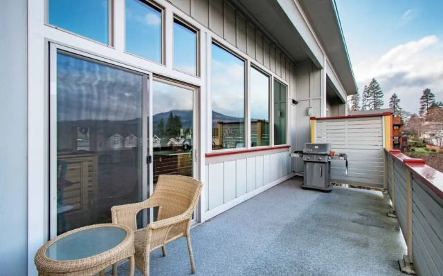 Blackberry Bramble 3 Bedroom Home by RedAwning