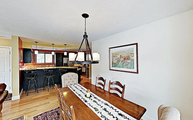 New Listing! Mountain-view Getaway: Stroll To Town 2 Bedroom Condo - фото 5