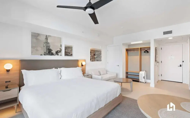 Stylish Apartments with Partial Ocean Views in Downtown