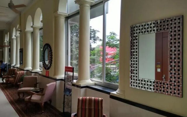 Elphinstone Hotel