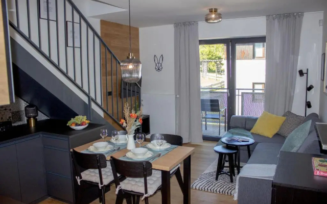 Enjoy Harrachov - Atraktivní klidný klimatizovaný apartmán 20 v centru Harrachova, parkováním s wallboxem EV, Wifi, herní konzolí, Ipad, Netflix, výhledem do zahrady a na romantický kostelík - Hotel in Harrachov - Photo 3