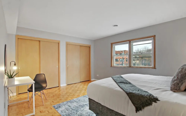 Prime 2BR Chicago Apartment
