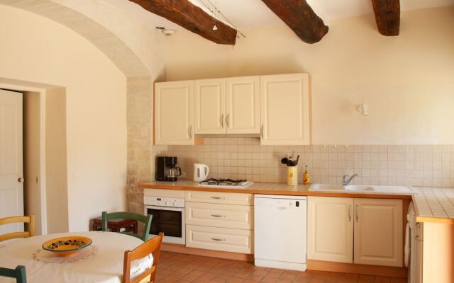 Quaint Holiday Home in Rustrel With Swimming Pool