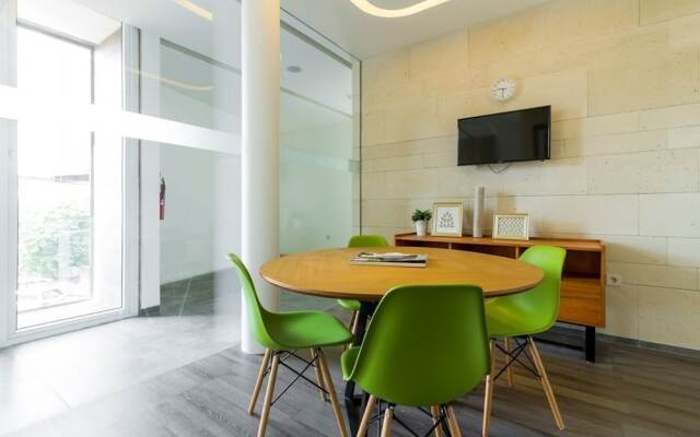 RedDoorz Plus near Perbanas