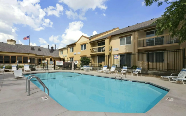 Days Inn & Suites Omaha NE