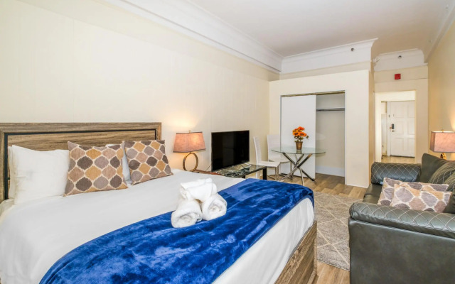 Cozy Studio + Train | Theatre District | Evonify