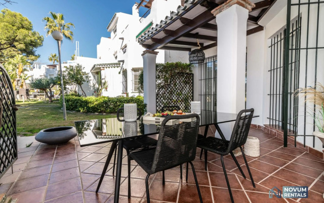 TOP RENOVATED 3-BDRM TOWNHOUSES with POOL, BBQ & ROOFTOP TERRACES