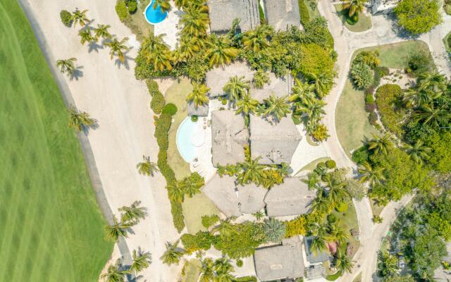 Unique Haven Free Access to Eden Roc Beach Club