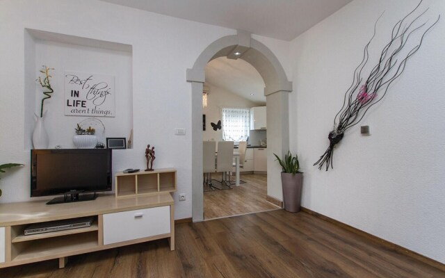 Amazing Home in Nedescina With Wifi and 5 Bedrooms