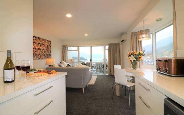 Central City Apartment, Parking, Bay Views