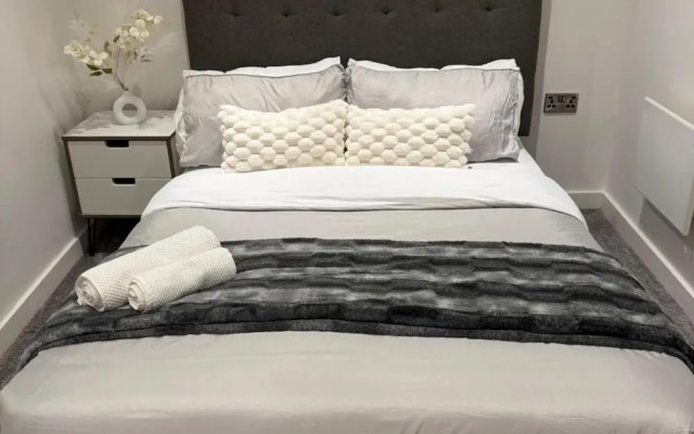 Stylish 2-bed Apt-private Parking-10mins to Centre