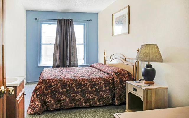 OYO Cameron Historic Hotel Brownsville I-69E