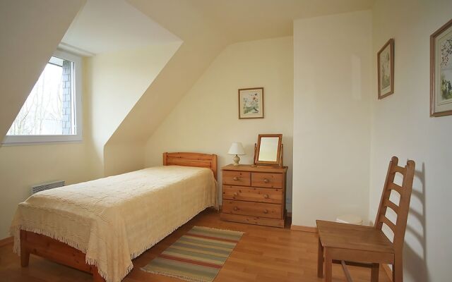 Classic Holiday Home in Riec-sur-bélon With Private Garden