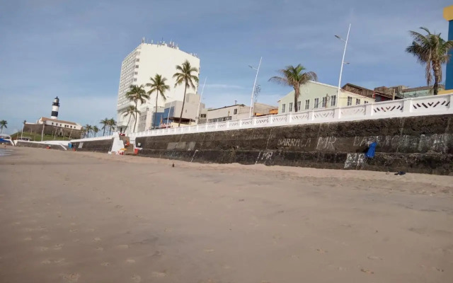 Flat no Farol da Barra 129