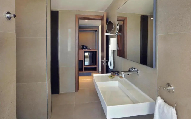 Nelia Beach Hotel & Spa