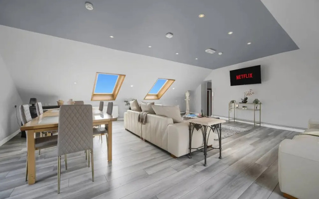 Luxury Penthouse Suite - Swansea Central - Beach