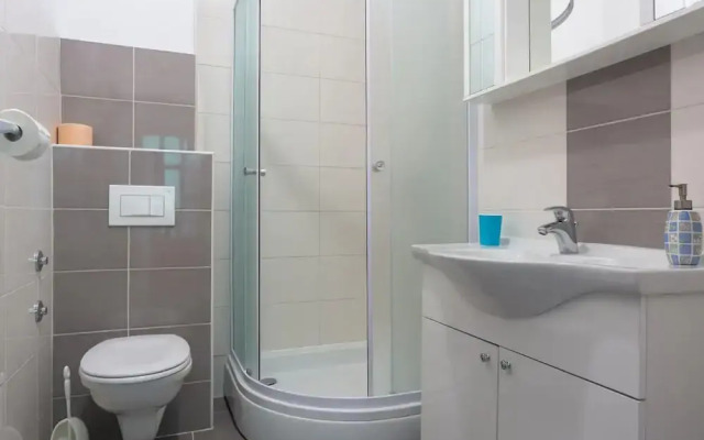 Sunny Escape Holiday Home Dicmo With Pool and Gym