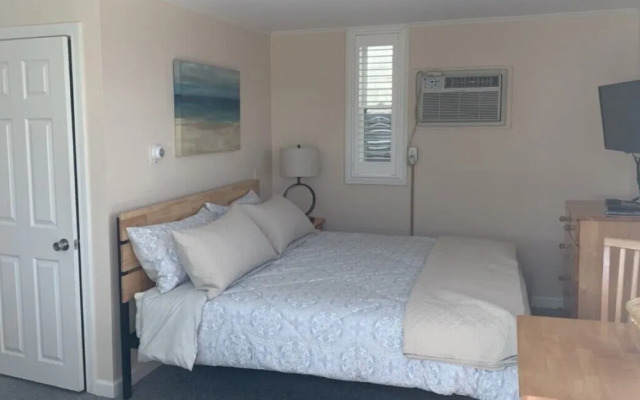 Vineyard Harbor Motel - Private Beach