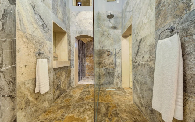 Room-ta Karmenu - An 800 Year old Modern