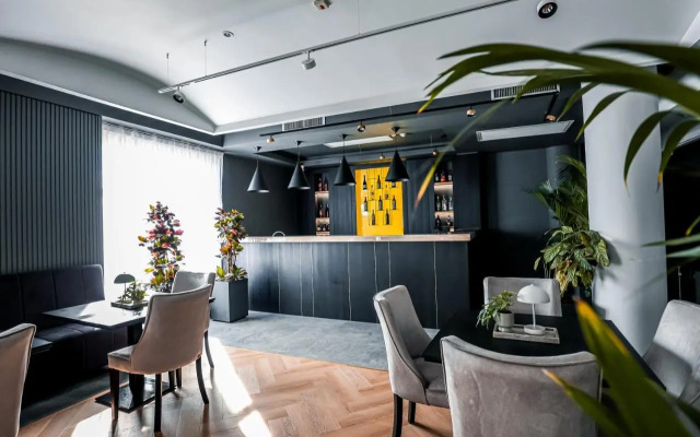 4 Season Apartments