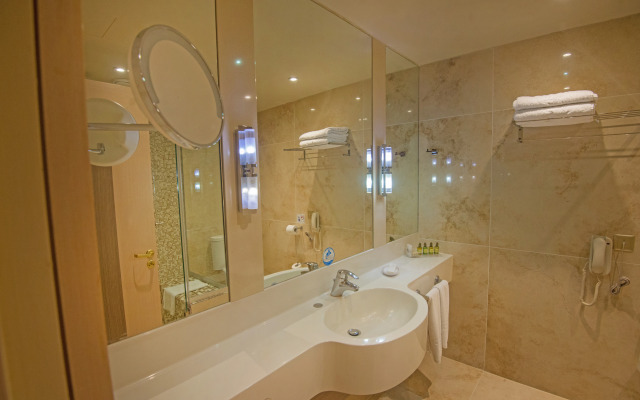 Adams Beach Hotel & Spa