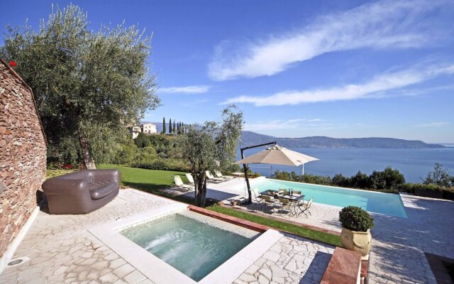 Villa Teodora in Toscolano-maderno