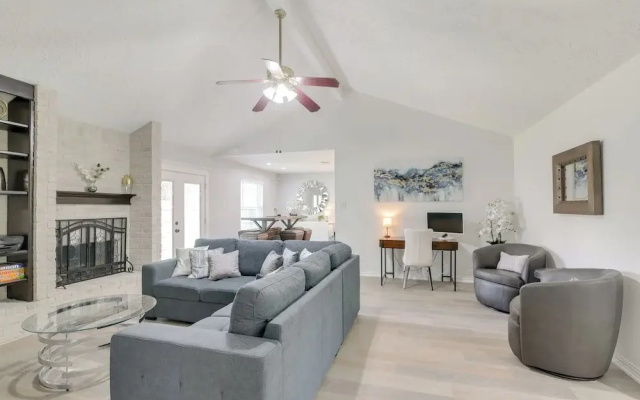 Golf & Get Outside - Family Home in Houston!