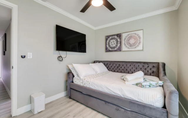 Bright Tempe Home w/ Fenced Backyard!