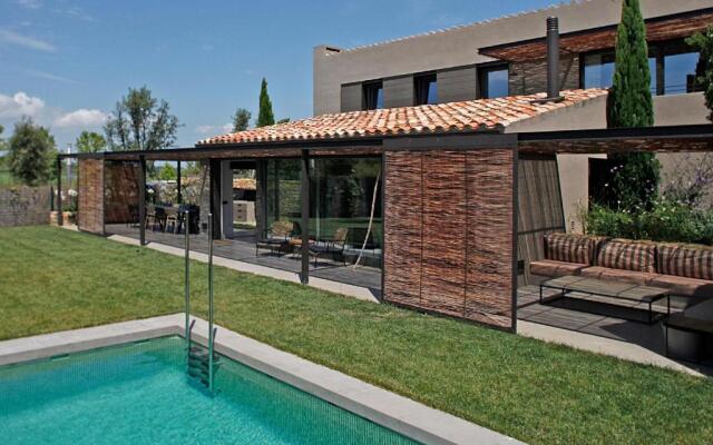FridaysFlats, Beautiful Villa With Pool