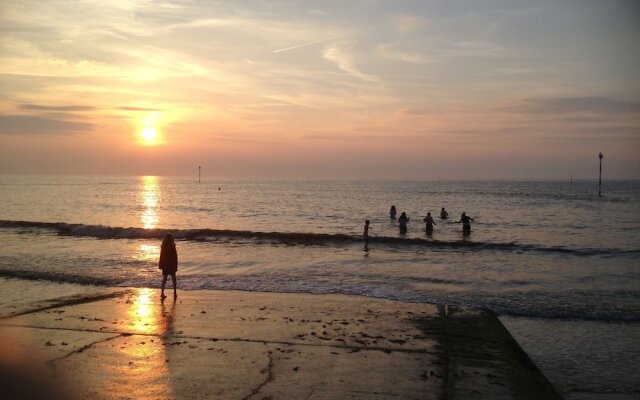 The Waves Bar Cafe B and B Hotel