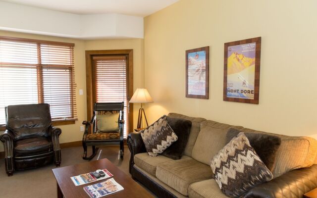 Updated 2 Bedroom -Fireplace & Balcony by RedAwning