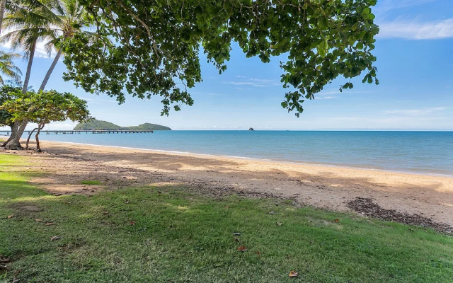 Hibiscus On Palm Cove at Marlin Waters