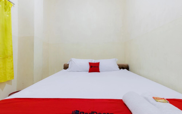 RedDoorz near Esa Unggul University Jakarta Campus – Guest Rooms – Jakarta