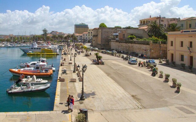 Alghero villa per 8 persone vista mare immersa nel verde con giardino