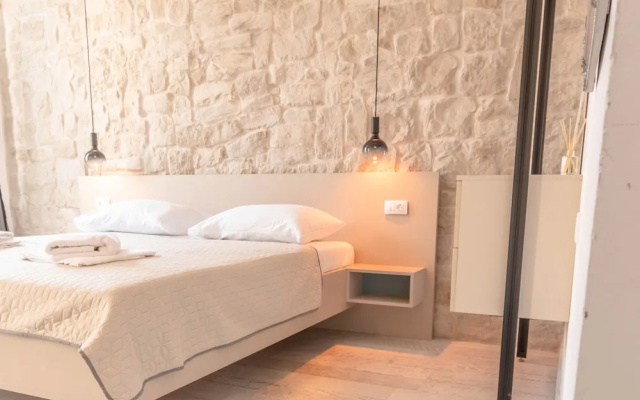 City Center Studio Apartments L&B