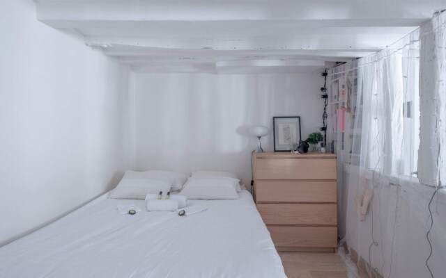 Stylish Apartment for 2 in the Heart of Paris