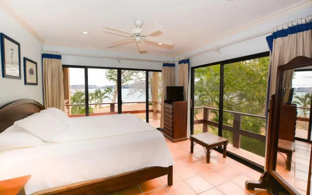 Spectacular - spacious unit in Flamingo in front of the beach