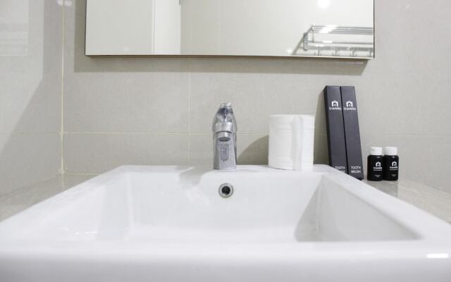 Deluxe & Cozy 2BR Apartment at Landmark Residence