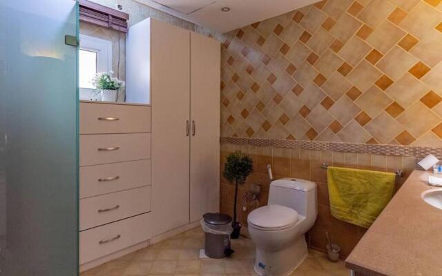 Cheerful 5-Bedroom Villa with Pool