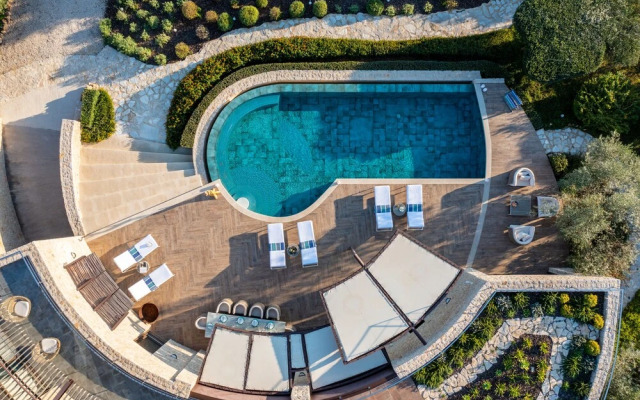 Captivating 5br Pool Villa Close Navarino Golf