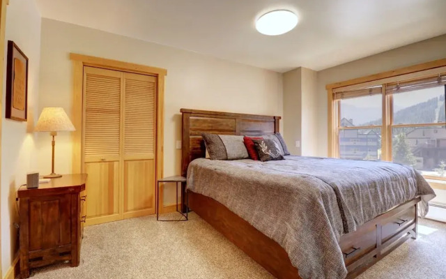 Newly Remodeled, Open Layout, with Incredible Views - CS302 by RedAwning